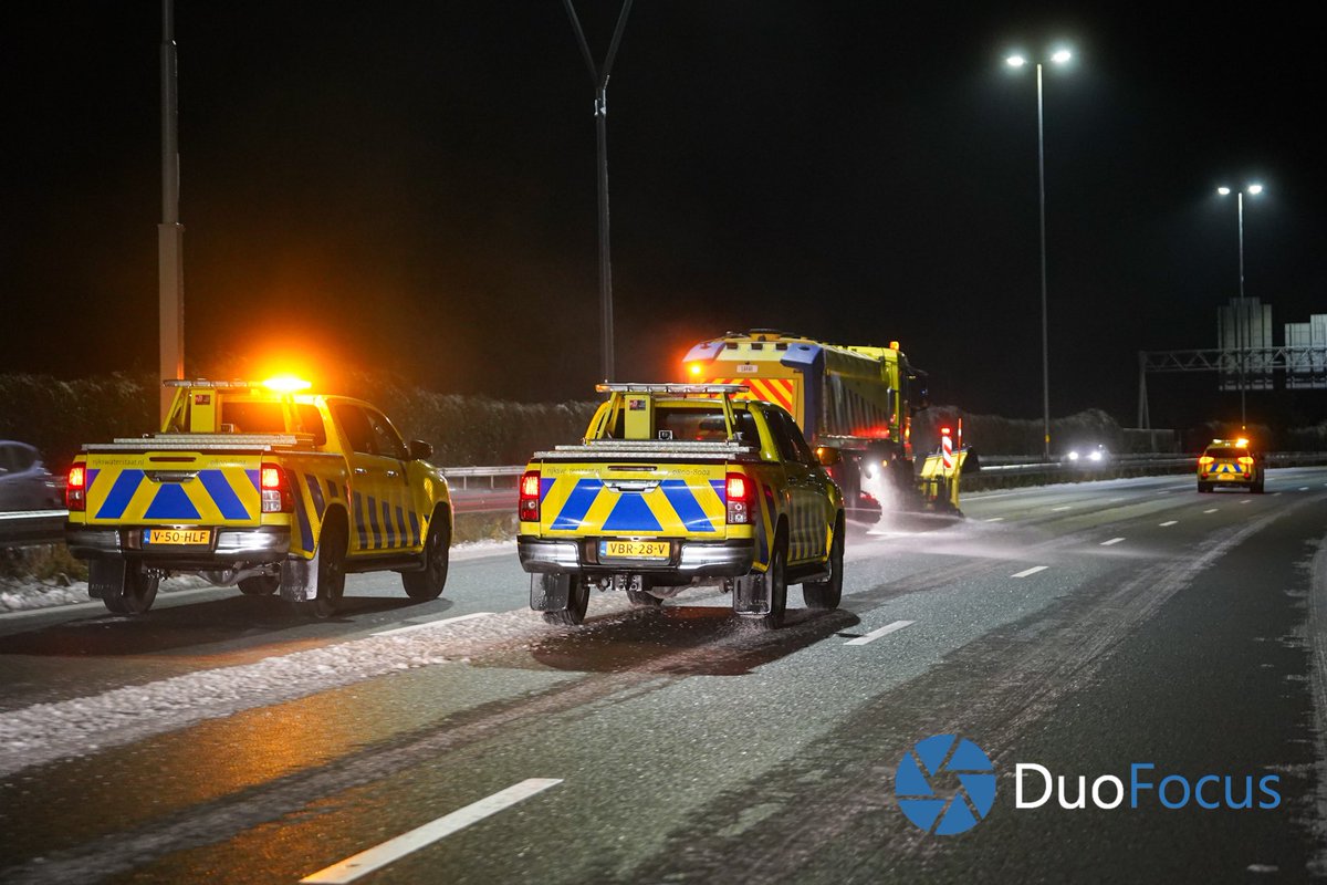DuoFocus_Media's tweet image. Aan het einde van de avond arriveerde een speciale #lavastorm van Rijkswaterstaat om de ringweg #ijsvrij te maken. Deze geavanceerde sneeuwschuiver spuit met hoge druk een warme zoutoplossing, waardoor zowel sneeuw als ijzel effectief wordt aangepakt.