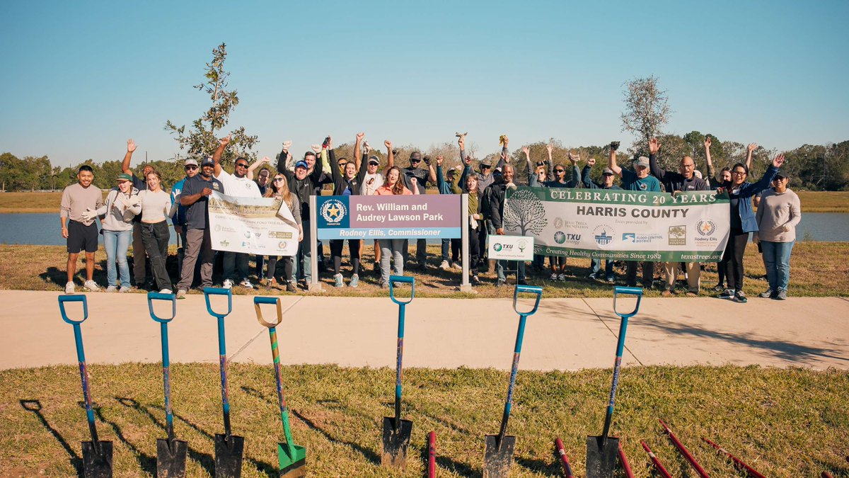 VistraCorp's tweet image. Volunteers and Trees For Houston staff planted 30 trees donated by TXU Energy near Christia V. Adair Park in Houston. It’s part of a statewide celebration of @txuenergy and @Texas_Trees' 20-year partnership through the TXU Energy Urban Tree Farm and Education Center.