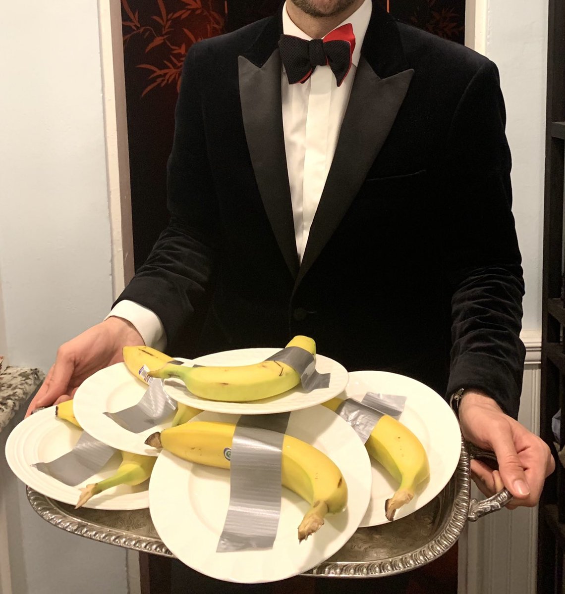 December 2019, I hosted a black tie dinner in Palm Beach for about 80 clients 

With creativity we save thousands on the dessert 

(Refined bakery in that area cost that much)

Maurizio Cattelan’s banana was released the week before 

This is what we served, guests loved it 😂
