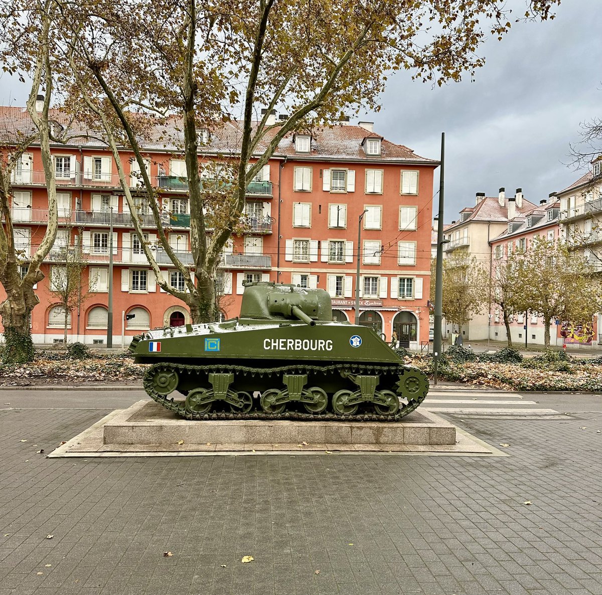 fabienne_keller's tweet photo. Les commémorations du 80ème anniversaire de la Libération de #Strasbourg ont débuté ce matin au char Zimmer.

Nous avons rendu hommage aux soldats de la 2e DB qui ont libéré notre ville et ont trouvé la mort à quelques mètres de la frontière.

Honneur et reconnaissance.

#80ans https://t.co/gI4qAjByCq