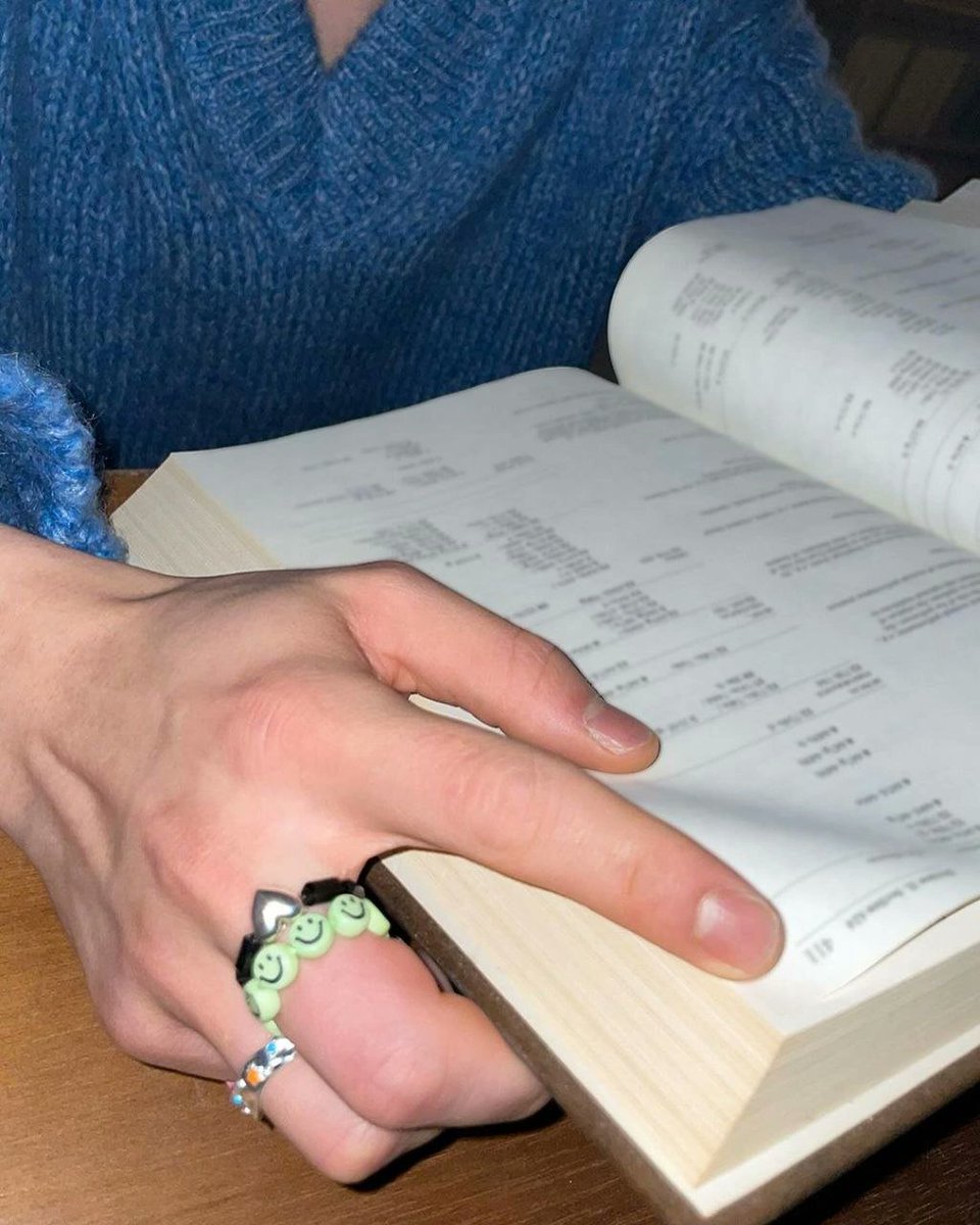 Aquí, buscando porque #𝕐annie es mi favorito en este #𝔸c𝖙ུː𝙿r𝕠m𝕚𝐬ē y lo encantado y maravillado que estoy de mis bebés en el #𝐓𝕏𝐓·𓊈游𝟔𓊉·𝓢i𝗻ׂׅg𐐼pⱺׁrə del cuál no puedo salir.

𝔜◌u𝕟g𝐛𝕝o͞o𝚍 𖤍 ֹ ◌  #𝕝ūc𝕚𝖋ər.