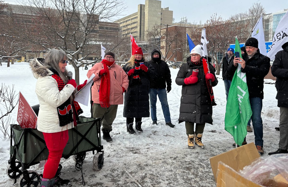 Solidarity with <a href="/UnitedNurses/">United Nurses of Alberta</a>! AASUA went to UNA Local 301's rally outside the #UAlberta Hospital to show support for nurses — our students are future nurses and we want our students to have good jobs! #neednursesab