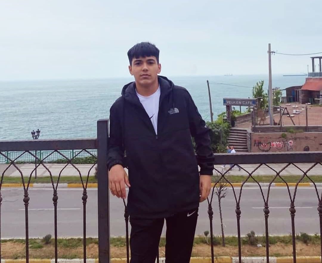 Zonguldak Mesleki Eğitim Merkezi 9. sınıf öğrencisi MESEM’li Efe Baran Kazancı içinde bulunduğu aracın lokomotifle çarpışması sonucunda hayatını kaybetti. 

2024 yılı içerisinde #MESEM yüzünden 12 çocuk öldü! Ölüm makinesi MESEM sömürüsü son bulsun, sıra arkadaşlarımız yaşasın!