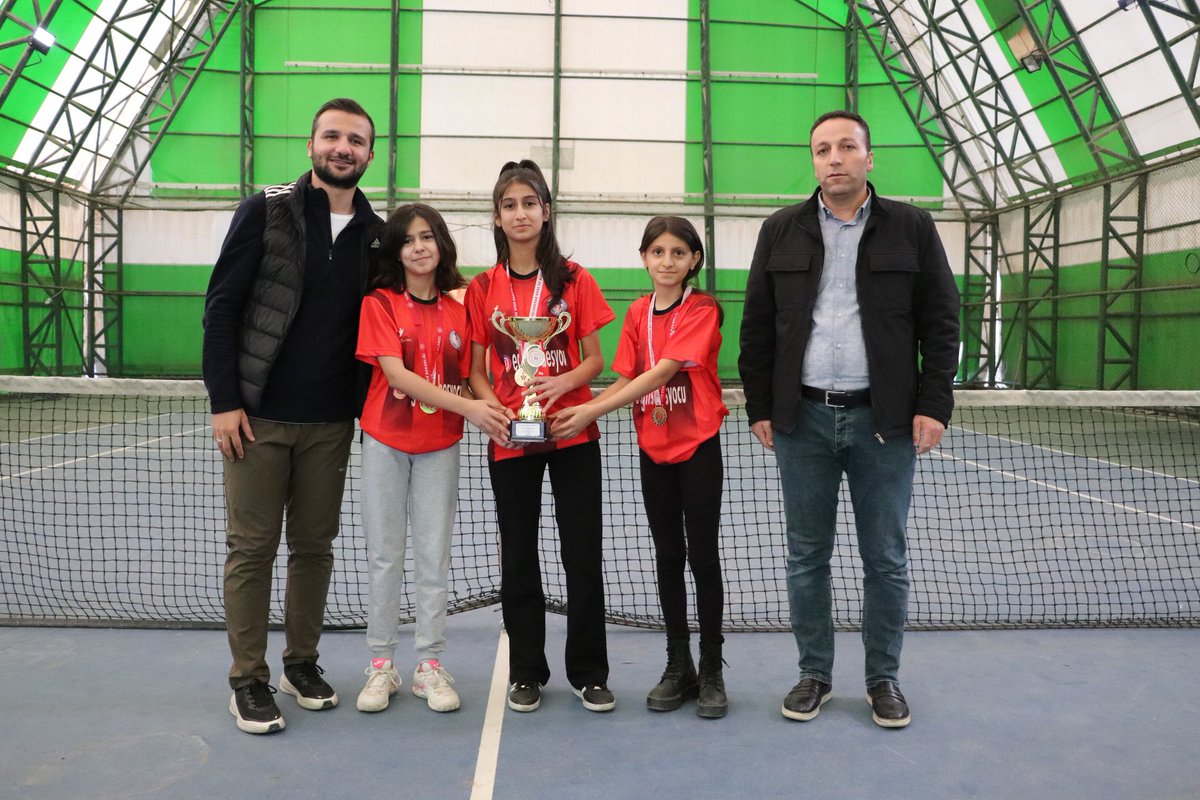 📌Okul Sporları kapsamında gençler ve yıldızlar, kız-erkek #tenis müsabakaları bugün gerçekleştirilen final maçları ile sona erdi.

📌Müsabakalarda dereceye giren sporculara gerçekleştirilen ödül töreniyle ödülleri verildi.

🎾🏆🥇🥈🥉

<a href="/OA_BAK/">Dr. Osman Aşkın Bak</a> 
<a href="/gencliksporbak/">Gençlik ve Spor Bakanlığı 🇹🇷</a> 
@alicelik_64