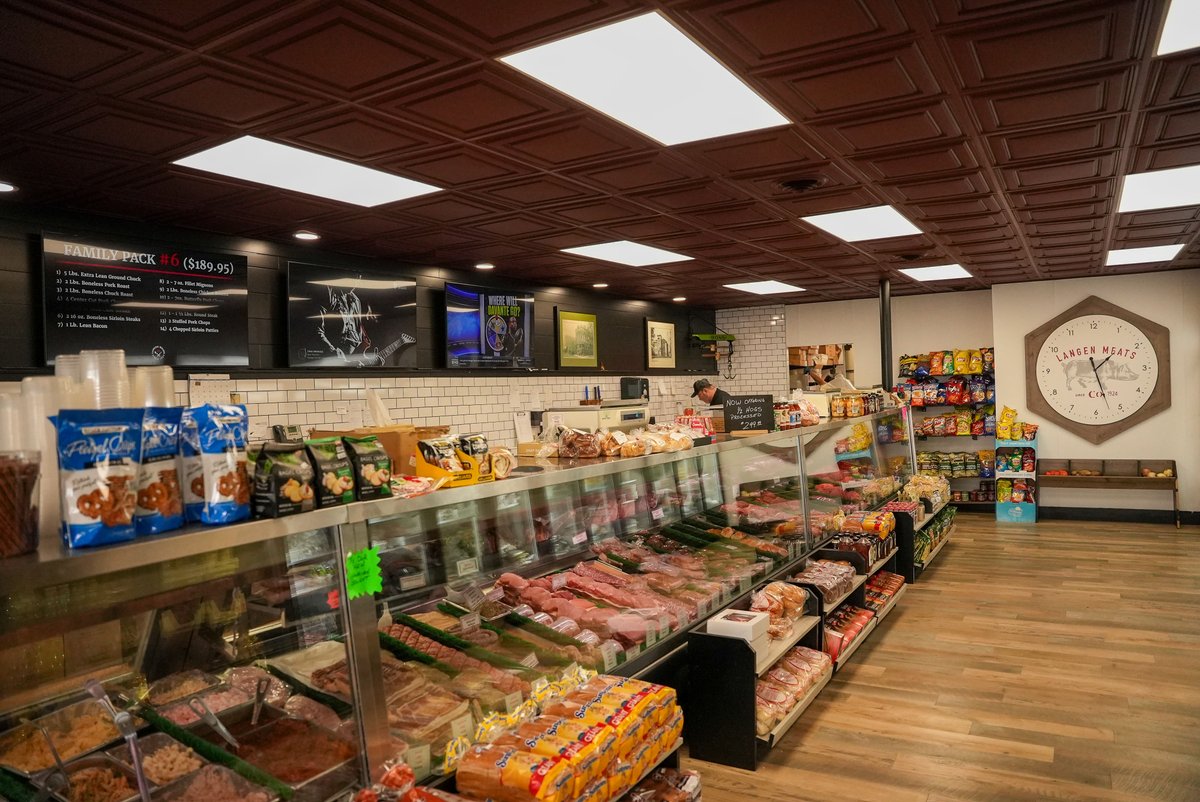 LangenMeatsIN's tweet image. Happy Friday, meat lovers! 🎉🦃
Don't let Thanksgiving sneak up on you! Stop by Langen's today and stock up on everything you need for the perfect holiday feast. From succulent turkeys to our mouthwatering hams glazed in-house, we've got your Thanksgiving table covered.