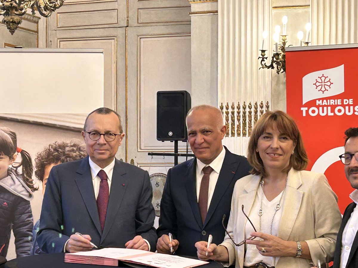 Signature de renouvellement des Cités Éducatives toulousaines Pour permettre aux jeunes générations de viser haut et maintenir le lien avec les familles. De belles perspectives pour ouvrir le champ des possibles <a href="/MostafaFourar/">Mostafa Fourar</a> <a href="/actoulouse/">Académie de Toulouse</a> <a href="/leclercarno/">Arnaud Leclerc</a> <a href="/FAURIEHERBERT/">A.FAURIE-HERBERT</a>  <a href="/M_lalane/">MLalane-de Laubadère</a>