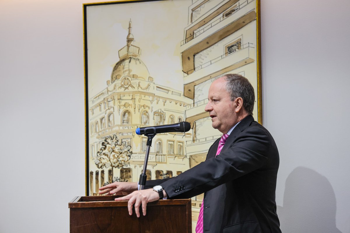 MEF_Paraguay's tweet photo. Gobierno🇵🇾 lanzó el #FOGAE, fondo que permitirá a más paraguayos realizar posgrados en el exterior mediante @becalpy. Esto busca reducir el esfuerzo público de financiamiento y aumentar la participación privada en la formación del capital humano avanzado
https://t.co/7zPZ3kKXFZ https://t.co/iGXFaxldTg