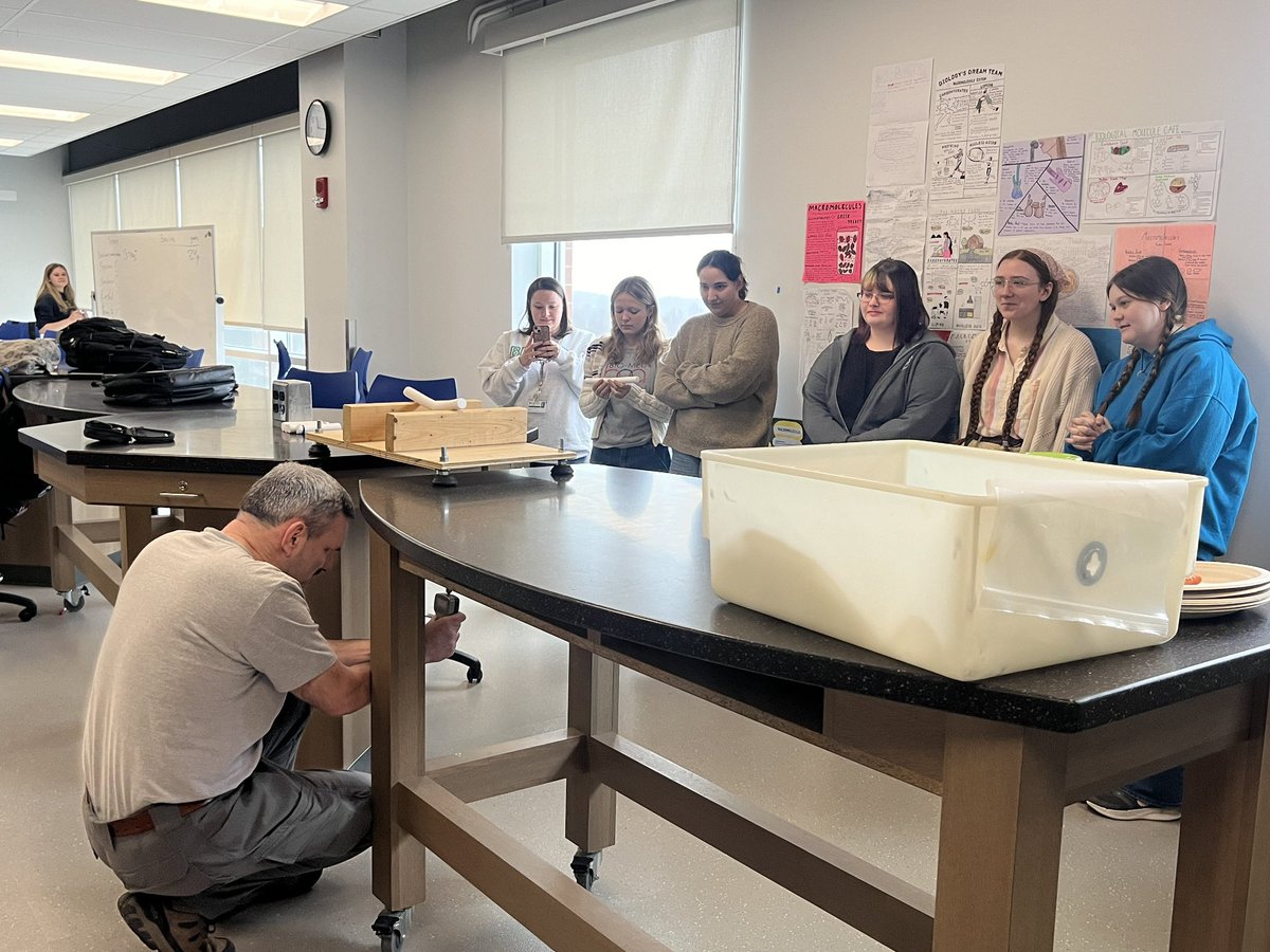 mslsass's tweet photo. Thank you to University of Akron’s Biomedical Engineering Department for talking to our Juniors and working with them on a bone breaking design challenge!🦴#ourbmsa 🐝#oaiss https://t.co/OwO0va3Tkh