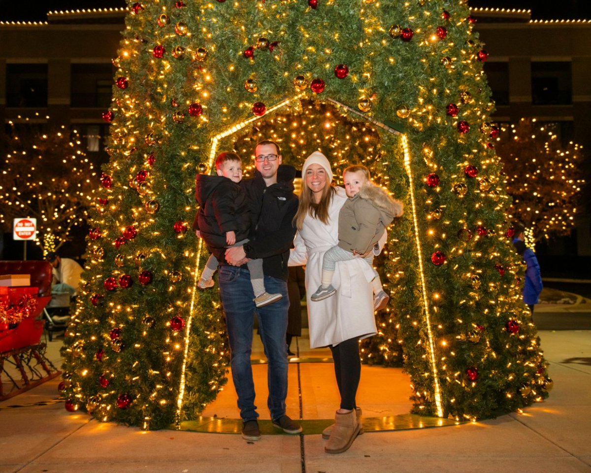 ShopBRVC's tweet photo. Jingle all the way to Burr Ridge Village Center tonight from 5 p.m. to 7 p.m. for Deck the Green and Light Up The Green!🎄🎶🎅🏼

Kick off the holiday season with our annual tree-lighting ceremony, Santa, Mrs. Claus and more family fun! 

https://t.co/43MFb2OYVW https://t.co/qklqflmfn2