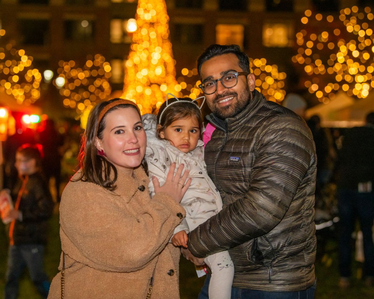 ShopBRVC's tweet photo. Jingle all the way to Burr Ridge Village Center tonight from 5 p.m. to 7 p.m. for Deck the Green and Light Up The Green!🎄🎶🎅🏼

Kick off the holiday season with our annual tree-lighting ceremony, Santa, Mrs. Claus and more family fun! 

https://t.co/43MFb2OYVW https://t.co/qklqflmfn2