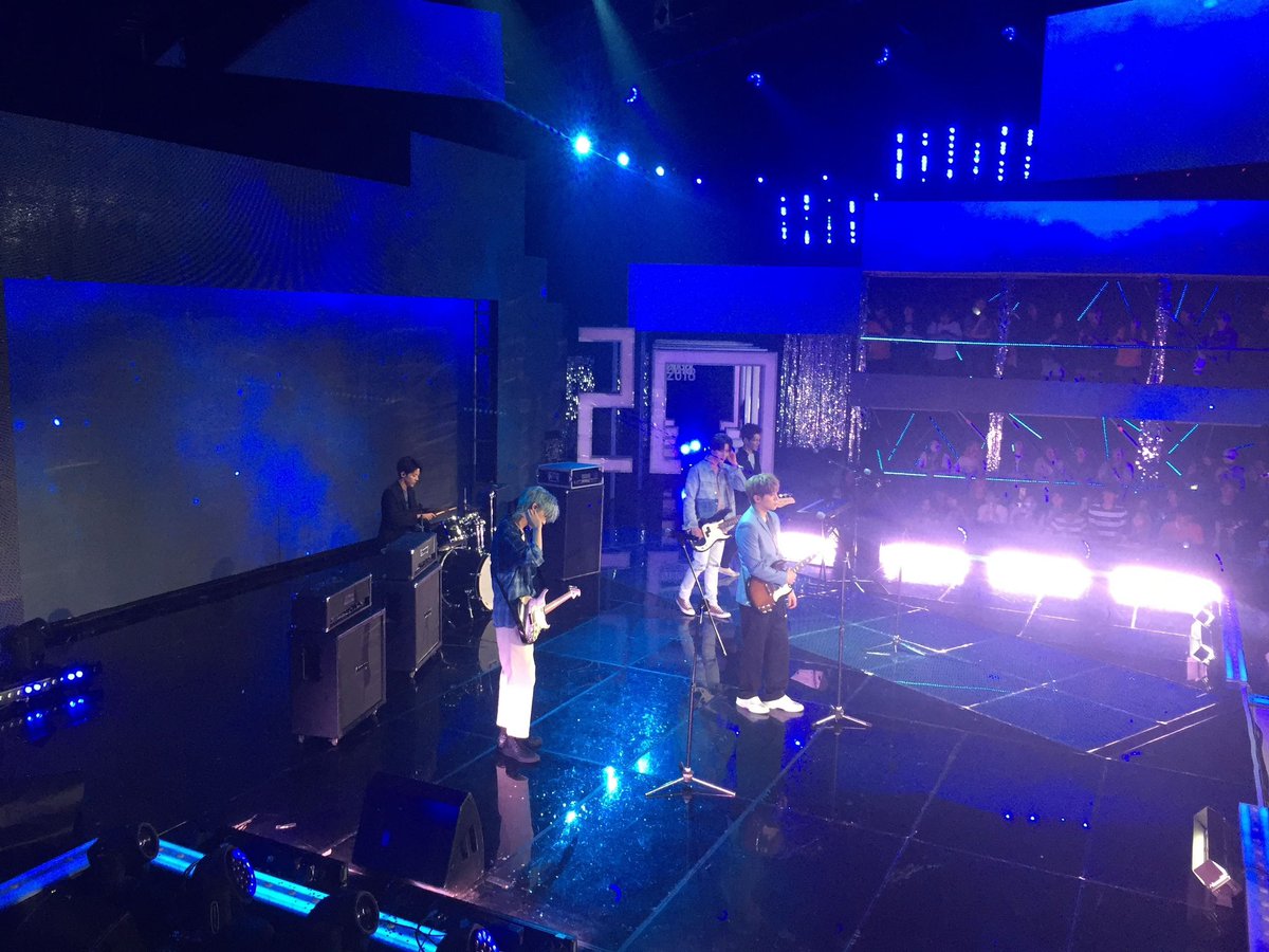 yunisinactive's tweet photo. Shoot Me strangely made me shed some tears.. 

Reminded me of 2018 Mubank Promo times, same same but different 🥹🥹🥹
#DAY6_3RD_WORLDTOUR #ForeverYoung #DAY6inSG @day6official https://t.co/PhYzTLs72M