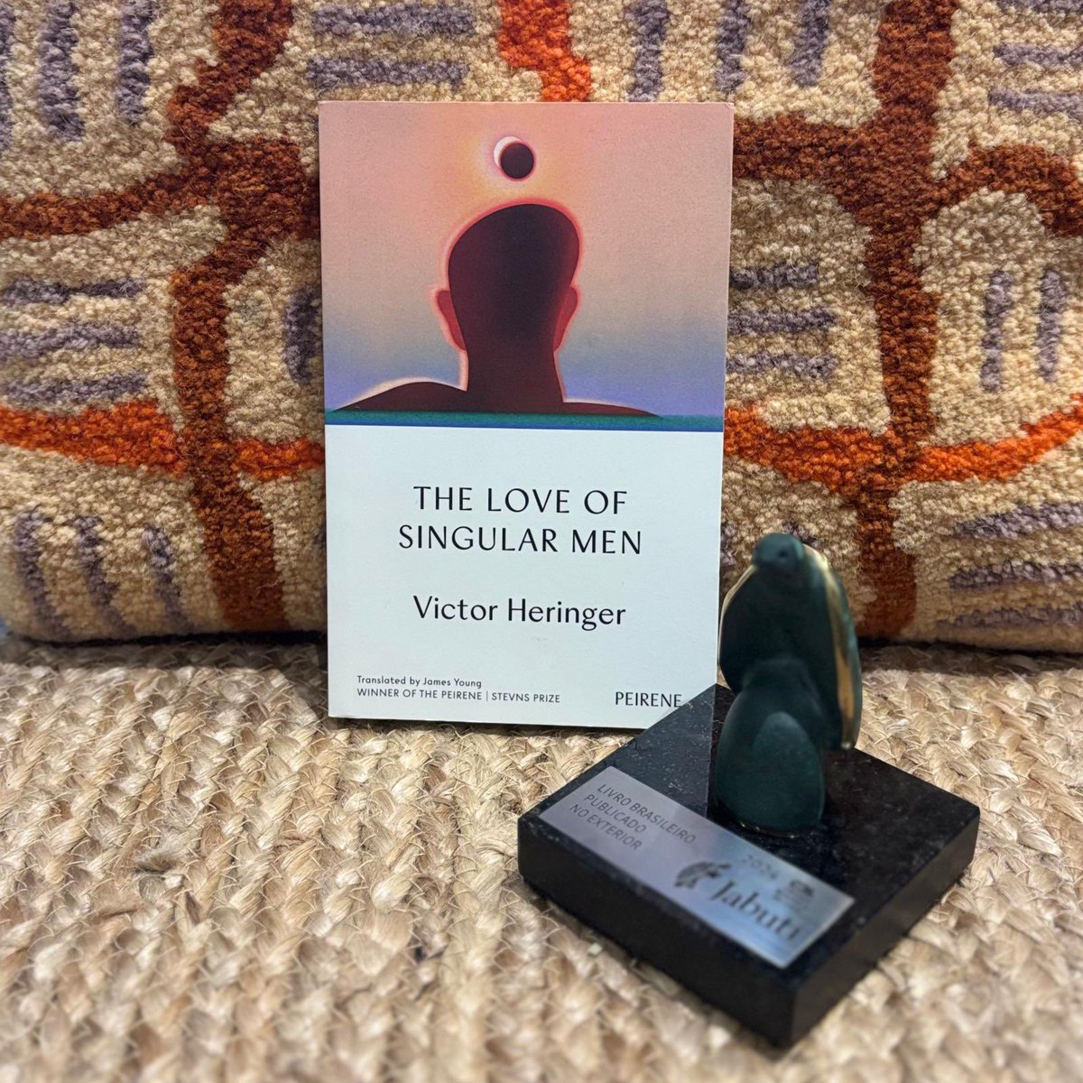 And the Jabuti Prize for ‘Best Brazilian Book Published Abroad’ goes to THE LOVE OF SINGULAR MEN 🐢🏆

Congratulations to the translator James Young and to <a href="/cialetras/">Companhia das Letras</a>
 Thank you <a href="/CBL_oficial/">CBL_oficial</a> for having us. 

We love you São Paulo ❤️