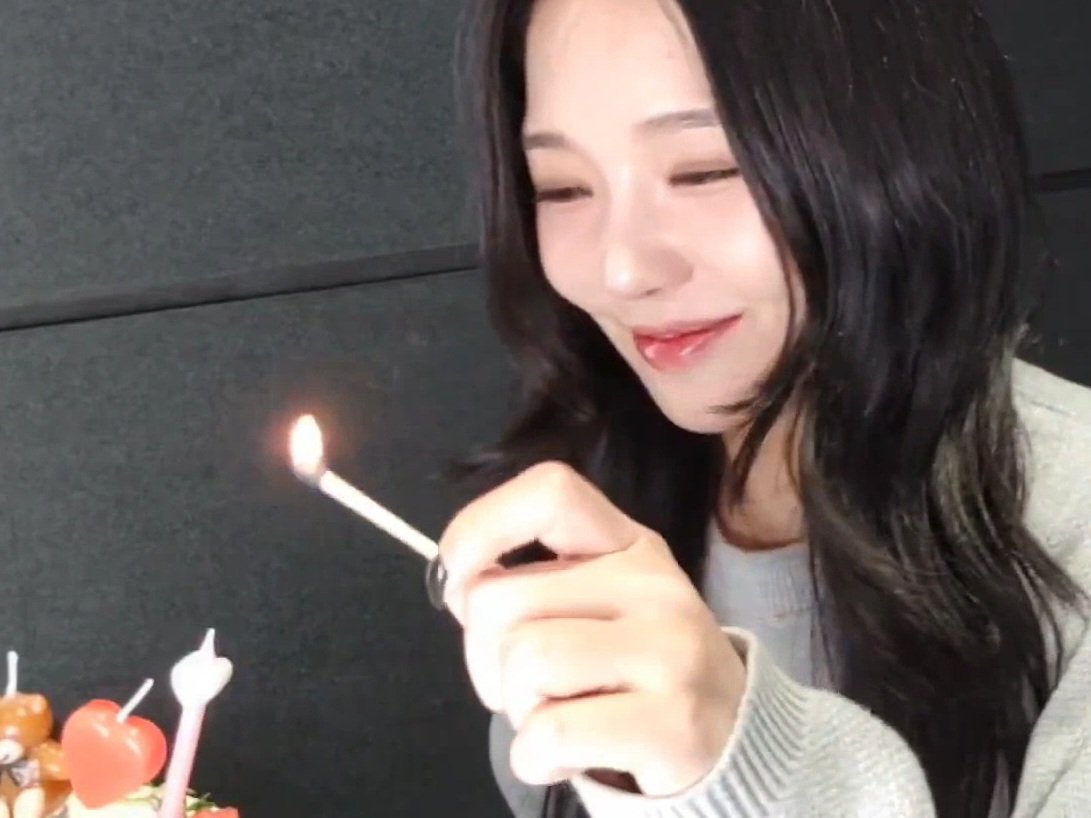 I98YOU's tweet photo. �� 붙이는 표정이
너무너무 커염지고
행복해보여잉.....🥹 https://t.co/JZeJyIpo7Q
