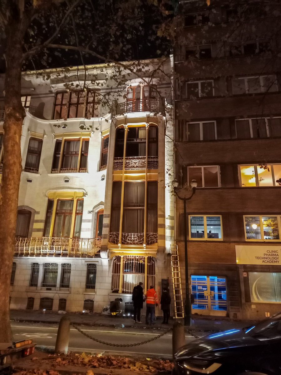 Een eerste test voor een toekomstige verlichting van de gevel van het Hotel Solvay. Mooi toch? ✨

Binnenkort worden ook nog de art-nouveaugevels van het Cauchiehuis, het Hortahuis, het Maison Hannon en het Hotel Van Eetvelde stijlvol belicht.