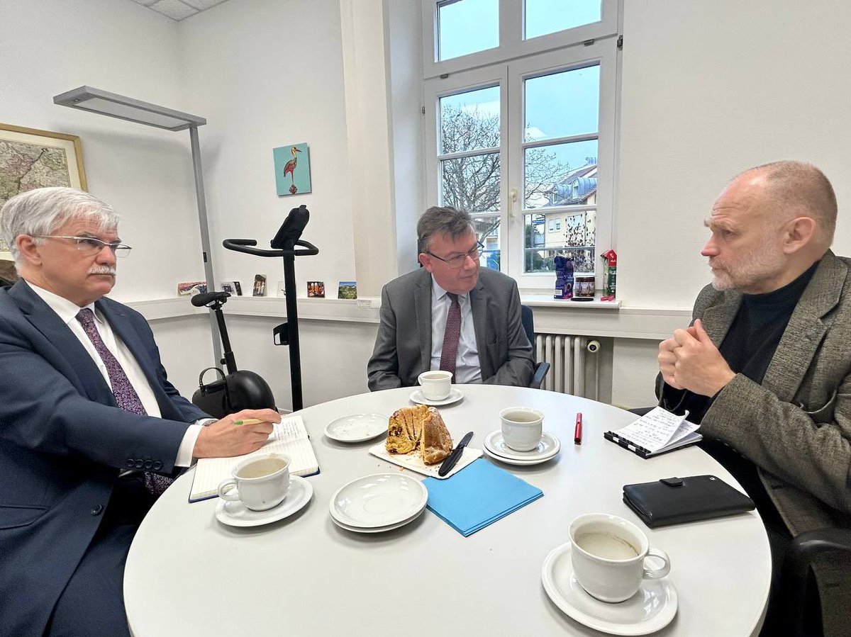 fpetitAN's tweet photo. À Kehl ce matin pour rencontrer les acteurs qui font vivre la coopération transfrontalière 🇫🇷🇩🇪 au quotidien. 🙏🏻 Merci au Comité de coopération transfrontalière, à l’Euro-Institut, à la Conférence du Rhin Supérieur au Conseil rhénan et au @ECCFrance de m’avoir présenté leurs activités. Éducation, santé, transports, emploi, médiation et justice : nous avons encore tant à faire ensemble des deux côtés du Rhin !