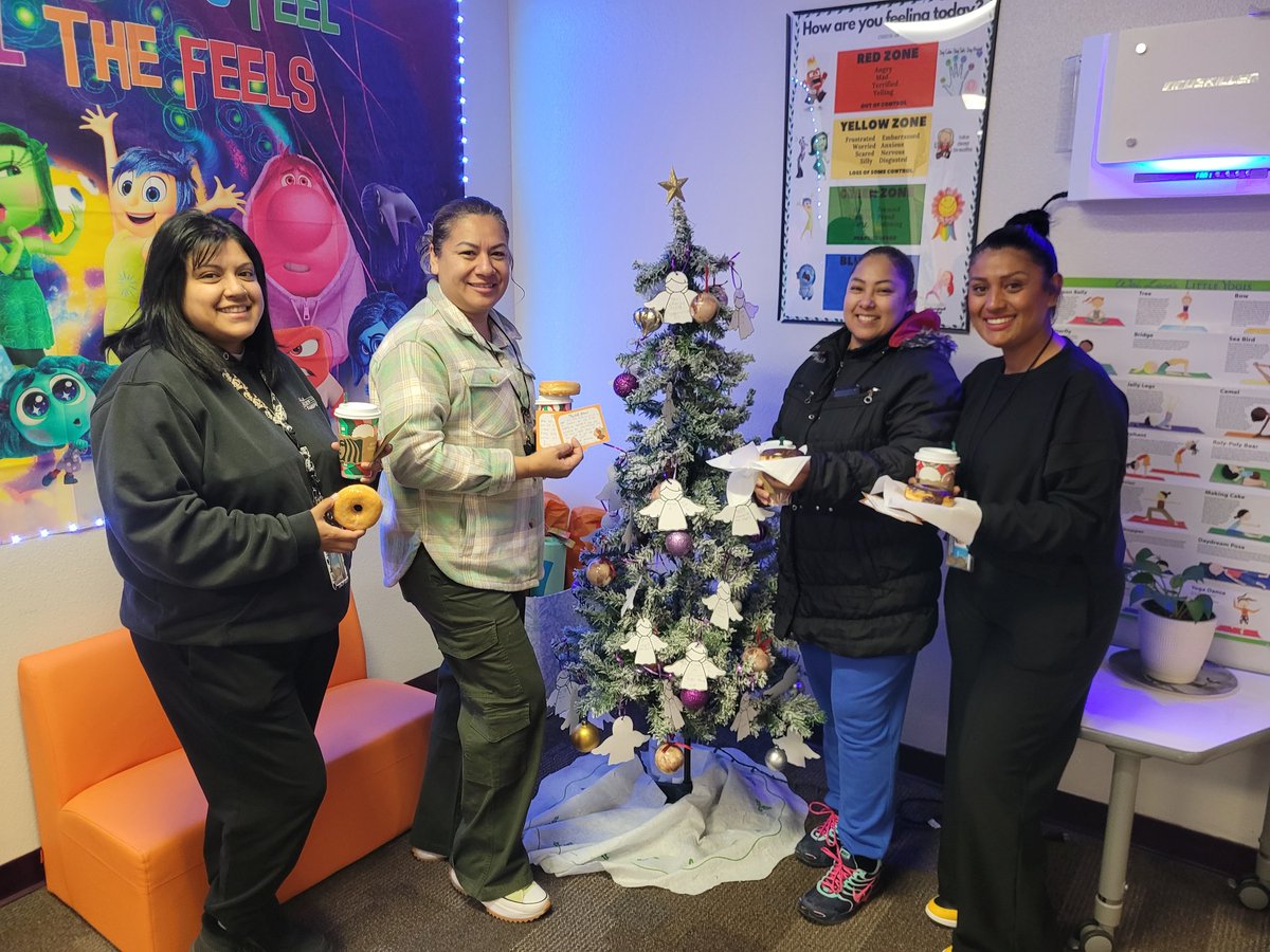 JMagdalen_IES's tweet image. Cocoa for Crossguards! Our StuCo students wanted to do something nice for our crossguard monitors who stand outside in the cold every morning get to us to school safely 🙂 We appreciate you ladies! #YouMeRIE #ItsAnItuarteThing #TeamSISD #AllIn