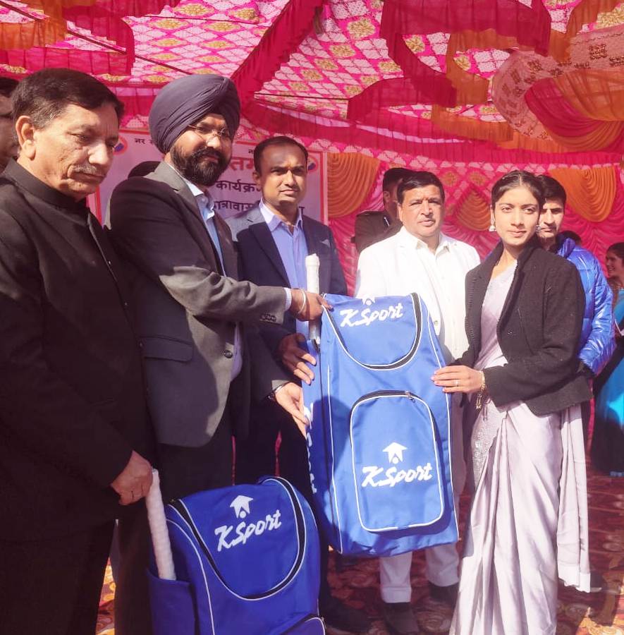 dcdodaofficial's tweet photo. "Div Com Jammu inaugurates Divya Kanya Chhatarvas in Gandoh to empower girls through education. Calls for a safe, nurturing environment to encourage learning and inclusivity. Interacts with locals and distributes sports kits to students.
#divcomjammu
#harvinder_ias https://t.co/UagukfPEGz