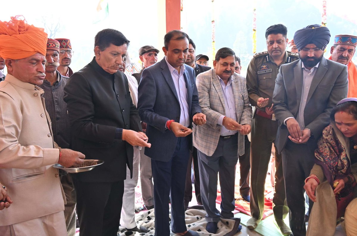 dcdodaofficial's tweet photo. "Div Com Jammu inaugurates Divya Kanya Chhatarvas in Gandoh to empower girls through education. Calls for a safe, nurturing environment to encourage learning and inclusivity. Interacts with locals and distributes sports kits to students.
#divcomjammu
#harvinder_ias https://t.co/UagukfPEGz