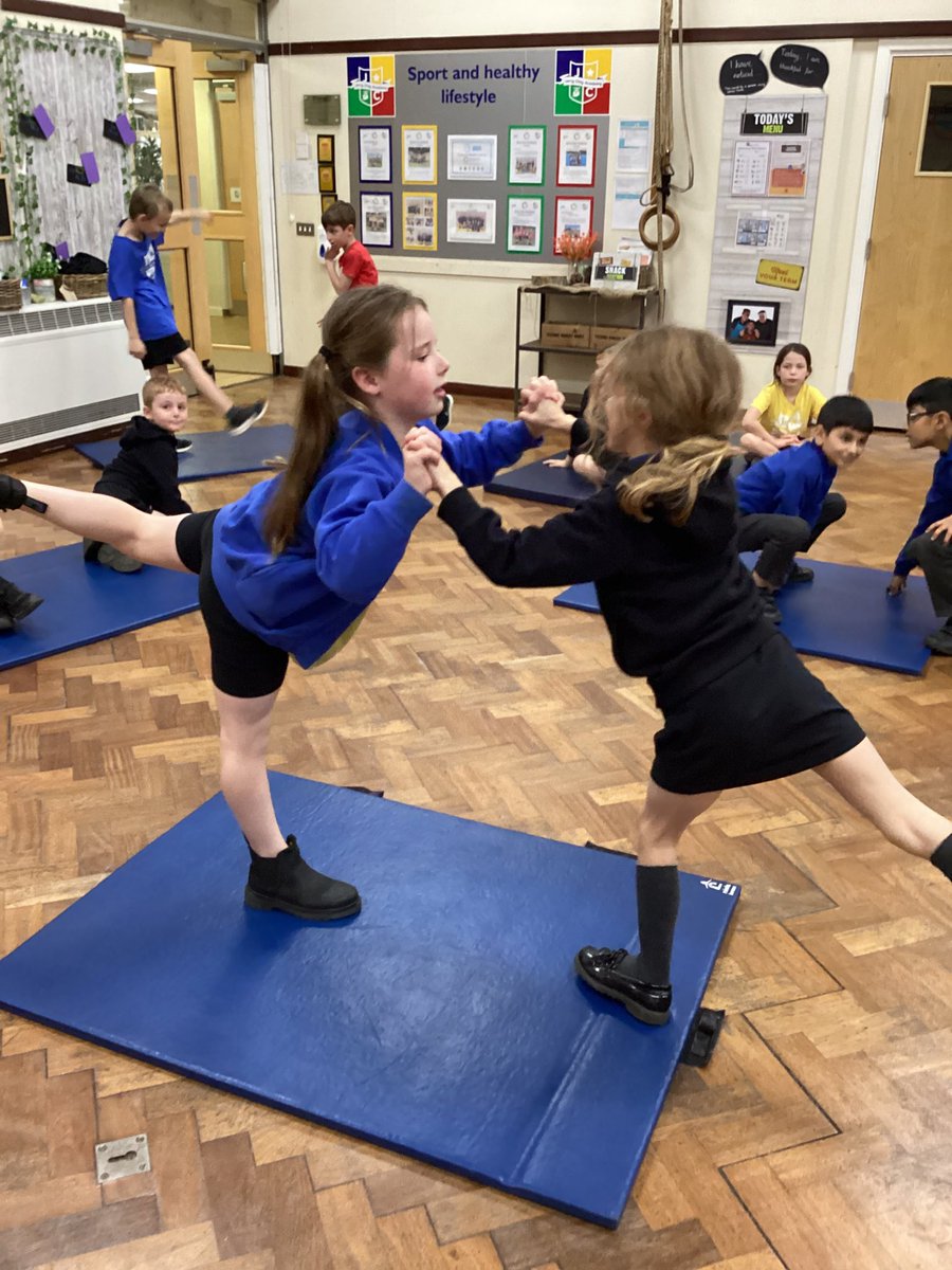 JCAWakefield's tweet image. Year 3 have shown brilliant teamwork in gymnastics this week. We practised balances in pairs creating a short gymnastic piece using mirroring. @JcaPhysicalEdu #mirrorimage #gymnatics  🤸