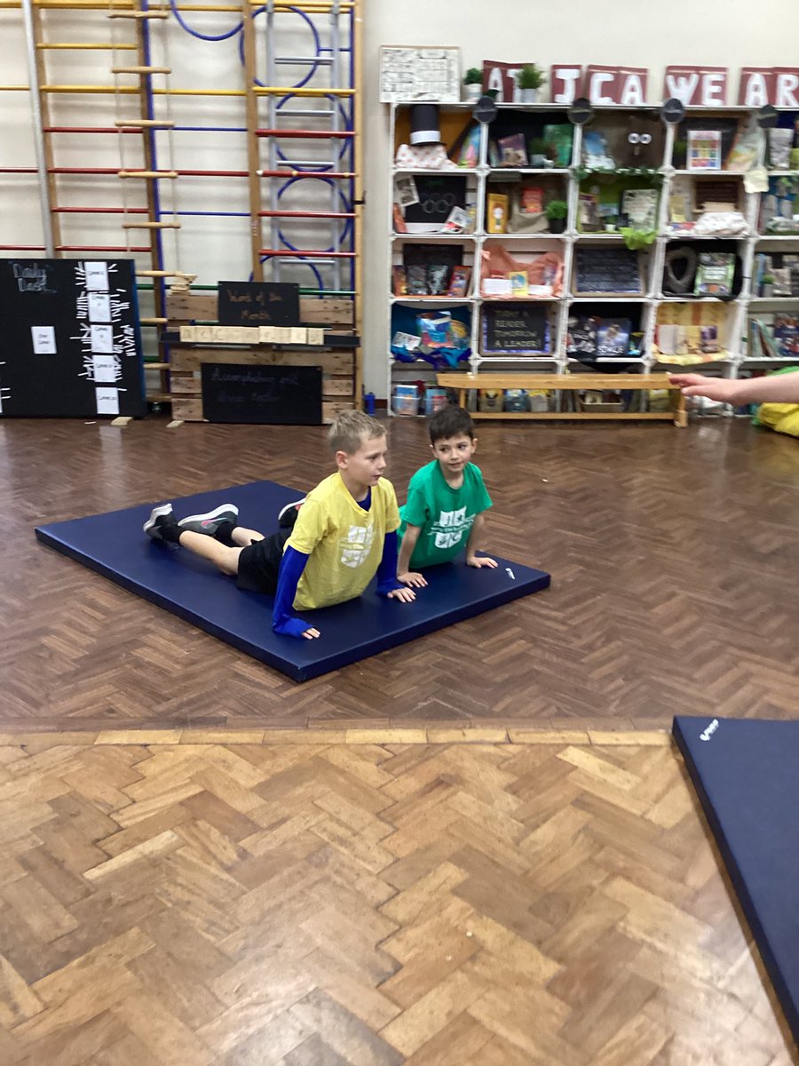JCAWakefield's tweet image. Year 3 have shown brilliant teamwork in gymnastics this week. We practised balances in pairs creating a short gymnastic piece using mirroring. @JcaPhysicalEdu #mirrorimage #gymnatics  🤸