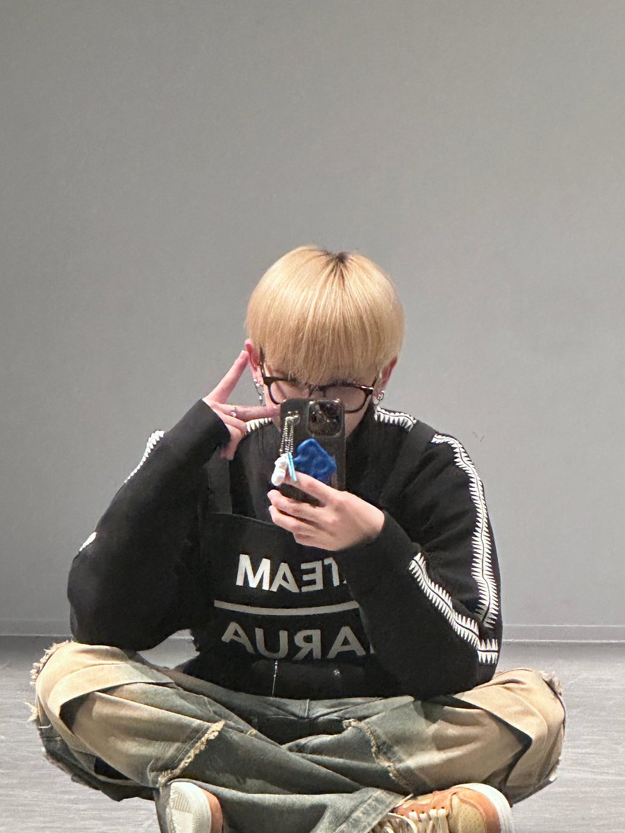 HARUA🐰 WEVERSE 112324

[KR]
Blonde Prince 😎✌

🔗: weverse.io/andteam/artist…

#andTEAM #HARUA #andTEAM_HARUA  <a href="/andTEAM_members/">&TEAM</a> <a href="/andTEAMofficial/">&TEAM OFFICIAL</a>