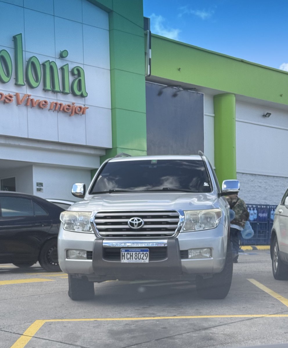 alvolantpendejo's tweet photo. Y hay gente que simplemente le vale y se estaciona donde quiere. Tengo Land Cruiser me estaciono donde quiero. https://t.co/WOOaF4dnIx