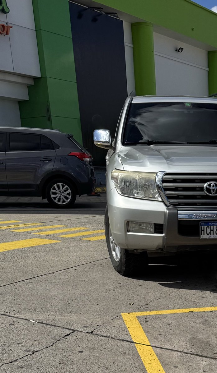 alvolantpendejo's tweet photo. Y hay gente que simplemente le vale y se estaciona donde quiere. Tengo Land Cruiser me estaciono donde quiero. https://t.co/WOOaF4dnIx