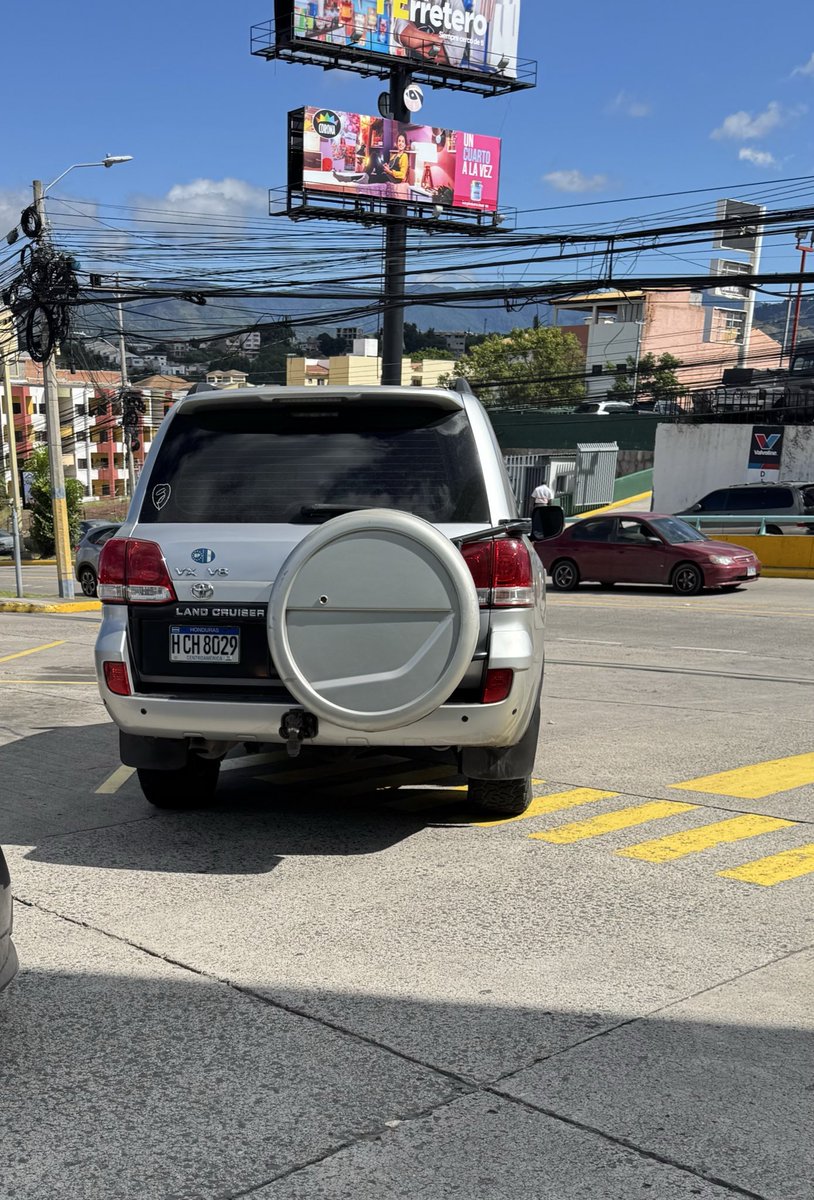 alvolantpendejo's tweet photo. Y hay gente que simplemente le vale y se estaciona donde quiere. Tengo Land Cruiser me estaciono donde quiero. https://t.co/WOOaF4dnIx