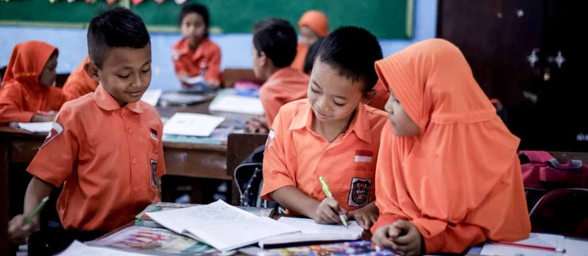 📝In our latest blog, <a href="/mi_weber/">Michael Weber</a> &amp; <a href="/federi_ro/">Federico Rossi</a> explored how human capital fuels economic prosperity. 

From early childhood interventions to quality schooling, investing in people drives growth and narrows disparities between nations.  

ℹ️ wrld.bg/6Fni50U8fJH

#InvestinPeople