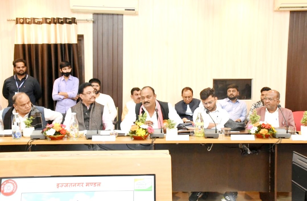 drm_drmizn's tweet image. महाप्रबंधक, पूर्वोत्तर रेलवे सुश्री सौम्या माथुर ने मंडल रेल प्रबंधक,इज्जतनगर सुश्री रेखा यादव एवं वरिष्ठ रेल अधिकारियों के साथ आज यांत्रिक कारखाना,इज्जतनगर में रेल सेवाओं में सुधार हेतु इज्जतनगर मंडल क्षेत्र के माननीय संसद सदस्यों के साथ गहन चर्चा कर बहुमूल्य सुझाव प्राप्त किया।