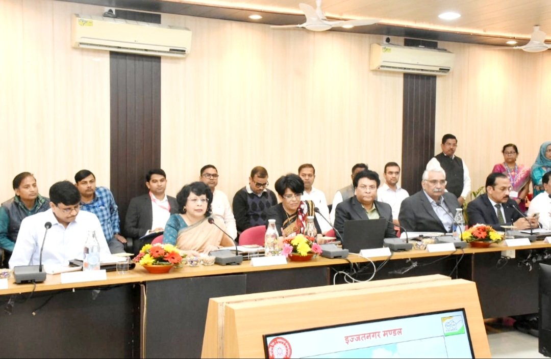 drm_drmizn's tweet image. महाप्रबंधक, पूर्वोत्तर रेलवे सुश्री सौम्या माथुर ने मंडल रेल प्रबंधक,इज्जतनगर सुश्री रेखा यादव एवं वरिष्ठ रेल अधिकारियों के साथ आज यांत्रिक कारखाना,इज्जतनगर में रेल सेवाओं में सुधार हेतु इज्जतनगर मंडल क्षेत्र के माननीय संसद सदस्यों के साथ गहन चर्चा कर बहुमूल्य सुझाव प्राप्त किया।