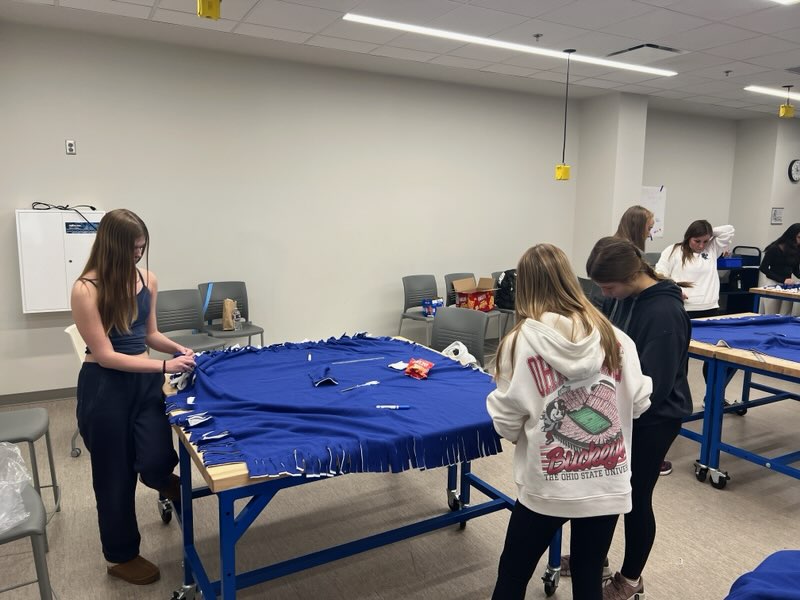ADNovacekOPS233's tweet photo. Give a Hoot Community Service! Our OW CBR class and peer mentors are making blankets for the homeless today! @olatheschools @ADButlerOW https://t.co/wF0uo1YqOQ