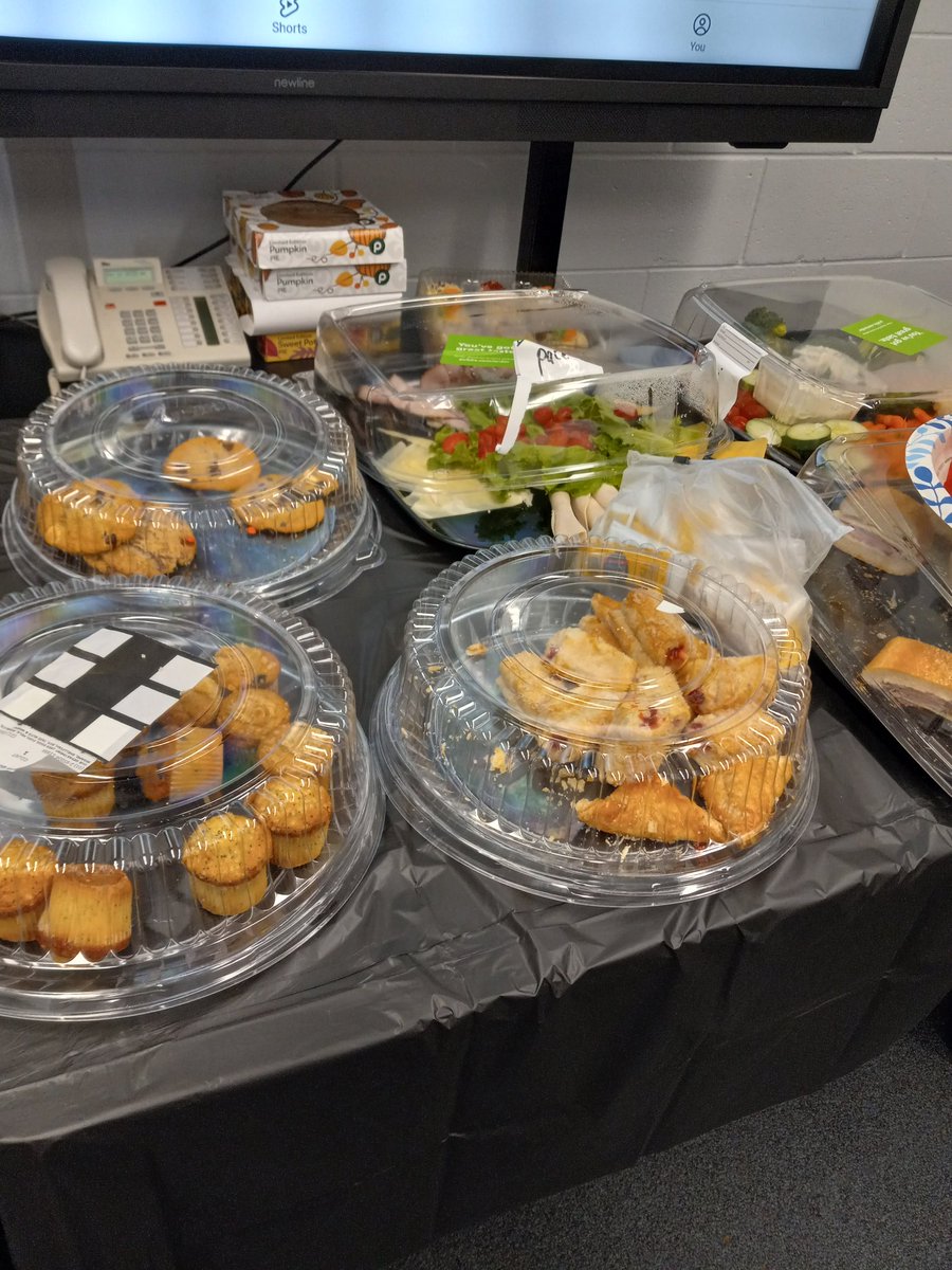 kinderteach571's tweet photo. Ending @oakparklions with delicious 😋 prethanksgiving feast! Thank you Principal @RyanMoodyHCPS & AP @AsyaAdkins for a wonderful week at #dapark! @TransformHCPS @sharonwaite @HillsboroughSch https://t.co/oxcBpMAtQi