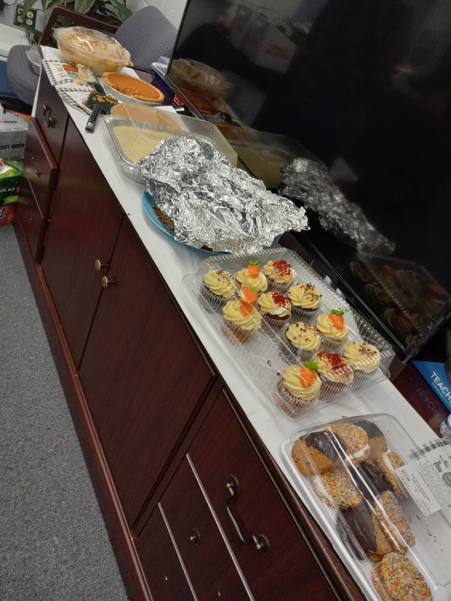kinderteach571's tweet photo. Ending @oakparklions with delicious 😋 prethanksgiving feast! Thank you Principal @RyanMoodyHCPS & AP @AsyaAdkins for a wonderful week at #dapark! @TransformHCPS @sharonwaite @HillsboroughSch https://t.co/oxcBpMAtQi