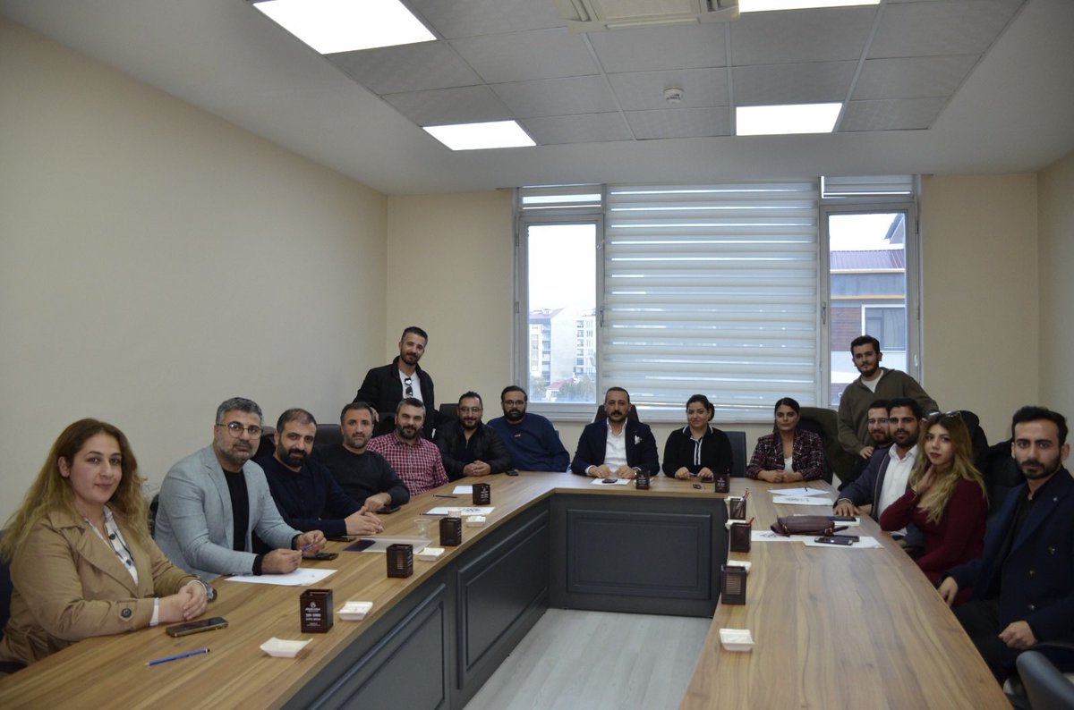 Van Barosu SEM yeni dönem ilk toplantısı gerçekleştirilmiş olup yeni üyelerin kabulü ile Sürekli Eğitim Merkezi başkanlığına Av. Kadir VEZİROĞLU, başkan yardımcılığına Av. Özlem METİN ENGİN sekreterliğine Av. Rohiv ARPAK seçilmiştir. Yeni dönemde kendilerine başarılar dileriz.