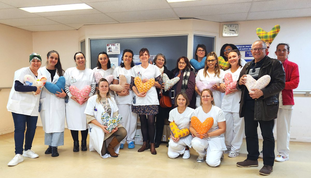 cham45200's tweet image. Le 22/11, Patrick Moreau, maire de Triguères, accompagné de bénévoles de sa commune, est venu au CHAM à la rencontre des équipes d&apos;oncologie. Ensemble, ils ont remis 60 coussins cœur et près de 100 bonnets confectionnés pour les femmes touchées par un cancer du sein. 💖