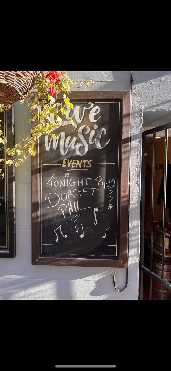 WelcometoDorset's tweet photo. Tonight folks, I'll be live at Dorset's smallest pub - The Oddfellows Arms, Wimborne ๐ #ScrumpyAndWestern #LiveMusic #Pubs https://t.co/YVnvfWGrgl