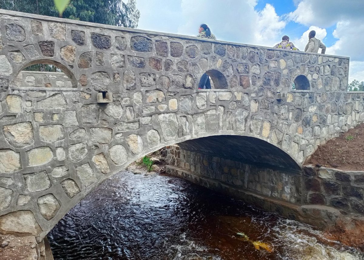LngabireA's tweet photo. Muri aka kanya muri @MusanzeDistrict hagiye gutahwa ikiraro cyubatswe na Bridges to prosperity (B2P) gihuza imirenge ya #Shingiro na #Musanze. Ni ikiraro cyishimiwe n'Abaturage b'Imirenge yombi ko kije ari igisubizo ku mihahirane n'Umutekano wabo. @RwandaLocalGov , @RwandaNorth https://t.co/P7jteE3HSy