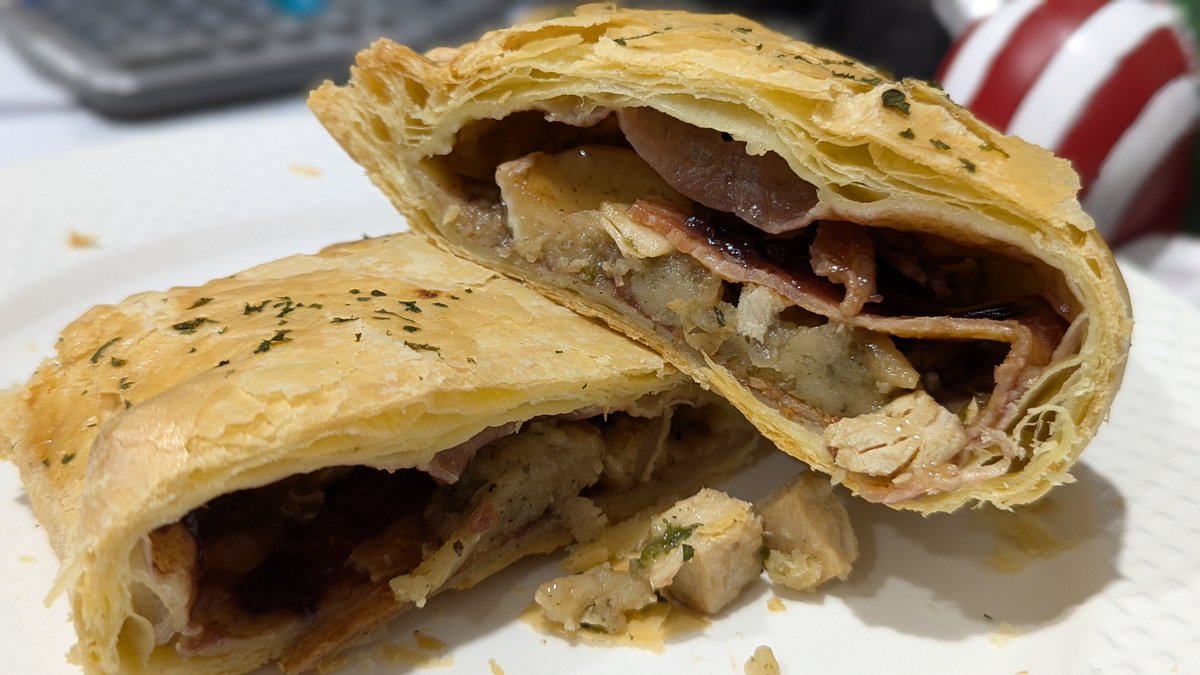 _GBShop's tweet photo. Festive Bakes now available.

After much experimenting it is this;

Turkey, bacon, Brie, stuffing, cranberries, cranberry sauce and gravy.

It's a flaky pillow of perfection. https://t.co/lM19H3tk8Y