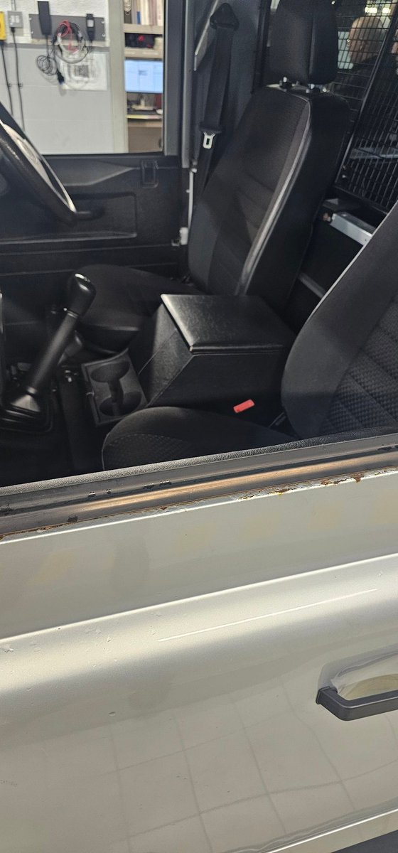 Big_Ben1989's tweet photo. @Syndicate  this ones armrest is in one piece 🤣🤣❤️ https://t.co/Z9crJ5PwDV