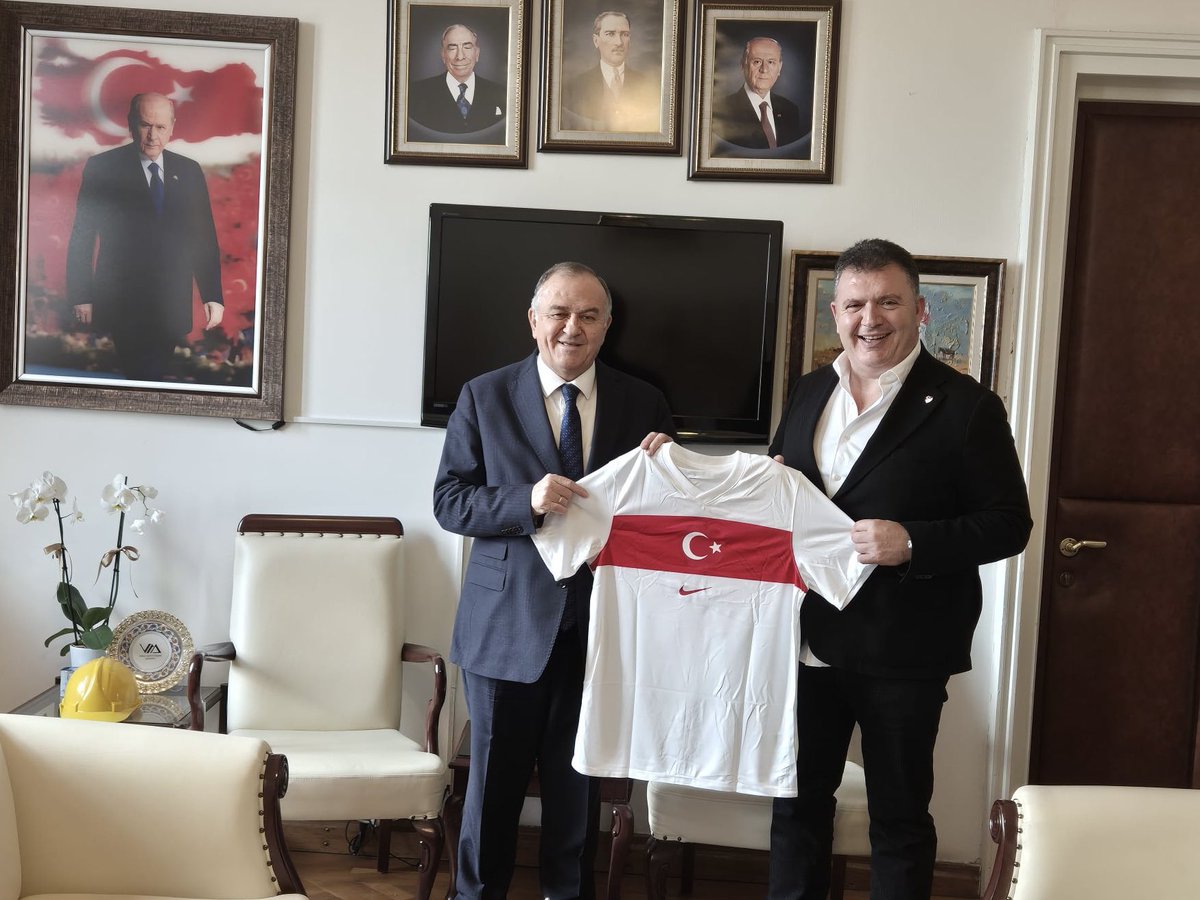 Milliyetçi Hareket Partisi Grup Başkanvekili ve Manisa Milletvekilimiz Sayın Erkan Akçay’ı Türkiye Büyük Millet Meclisi’ndeki makamında ziyaret ederek Milli Takım formamızı hediye ettim.

Sayın Akçay’a misafirperverliğinden dolayı teşekkür ediyor, başarılar diliyorum.