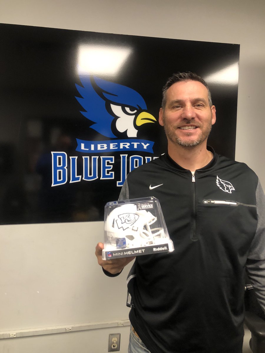 JaysFootball's tweet photo. Thanks to Preston Flack @FlackPreston with Riddell Sports @RiddellSports for honoring Liberty Running Backs Coach and US Army Veteran Joh Neldon @JohnNeldon with a Salute to Service Chiefs Helmet! #SaluteToService https://t.co/O95alZjTPG