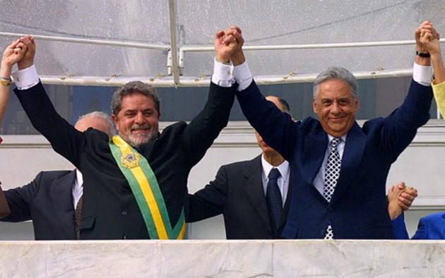 MontorinhoAF's tweet photo. No meio deste caos, esta foto de 2003...

Era um momento em que rivais políticos erguiam as mãos em conjunto numa transição pacífica de poder. 

Era o auge de uma sociedade democrática, tolerante e pluralista. Uma celebração do que havia sido construído desde 1985.

Saudade. https://t.co/SsQlJcd1cs