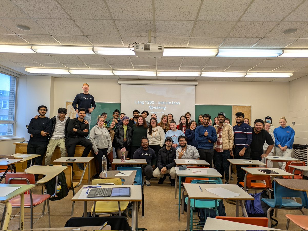 An scuad gaeilge i MUN! Tá 43 againn an téarma seo, agus beidh níos mó scoláirí  againn an téarma seo chugainn! 🚀 📈 

The Irish class in MUN! We have 43 students this semester, and we'll have even more next semester! 🚀 📈