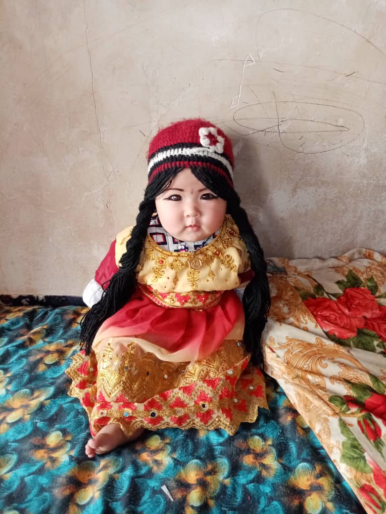 السلام علیکم ورحمة الله و برکاته
 Melek benim kızım
Allah ömrünüzü bereketli kılsın
ملک منینگ غیزم الله ج سنینگ عمرینگه برکت برسین
ملک هی ابنتی بارک الله فی حیاتک