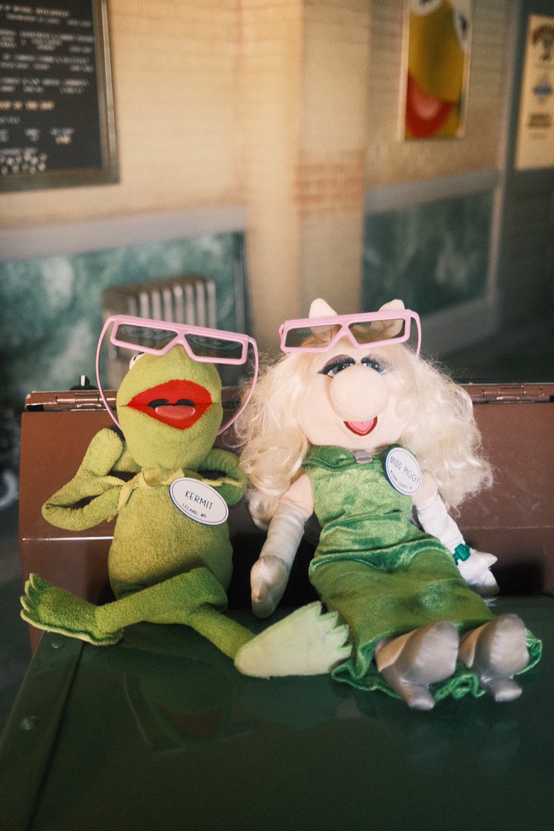 marg000's tweet photo. muppet courtyard i love you and i’ve always loved you https://t.co/BLWZfh0Eq7