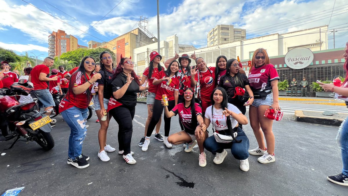 PazYGenero's tweet photo. Las Insurrectas Rojas que hicieron parte de las Agendas del Cuidado, realizaron su jornada de incidencia que tuvo como propósito radica la necesidad de transformar los espacios de disputa del entorno futbolero en lugares de encuentro y apoyo mutuo.
#CDRCuidandoLaDignidad https://t.co/vMz6JB2Blx
