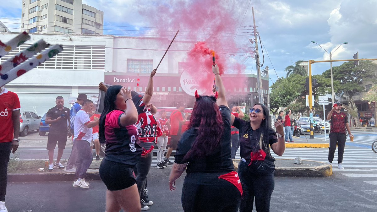 PazYGenero's tweet photo. Las Insurrectas Rojas que hicieron parte de las Agendas del Cuidado, realizaron su jornada de incidencia que tuvo como propósito radica la necesidad de transformar los espacios de disputa del entorno futbolero en lugares de encuentro y apoyo mutuo.
#CDRCuidandoLaDignidad https://t.co/vMz6JB2Blx