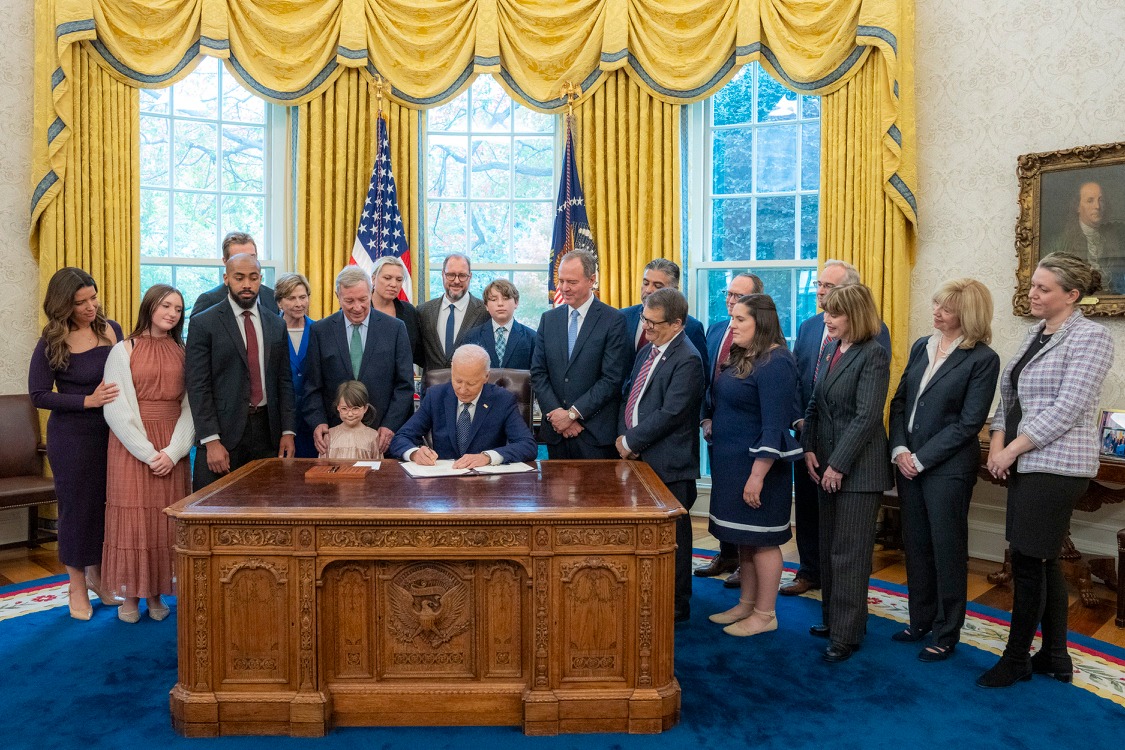 Cardiology's tweet image. #ACCAdvocacy and #ACCACPC celebrate the signing of the Congenital Heart Futures Reauthorization Act into law! ACC CEO @GatesCathy joined other champions of the bill at a White House ceremony.

More on #CHD here ➡️ bit.ly/4fJWtRi @ACCinTouch