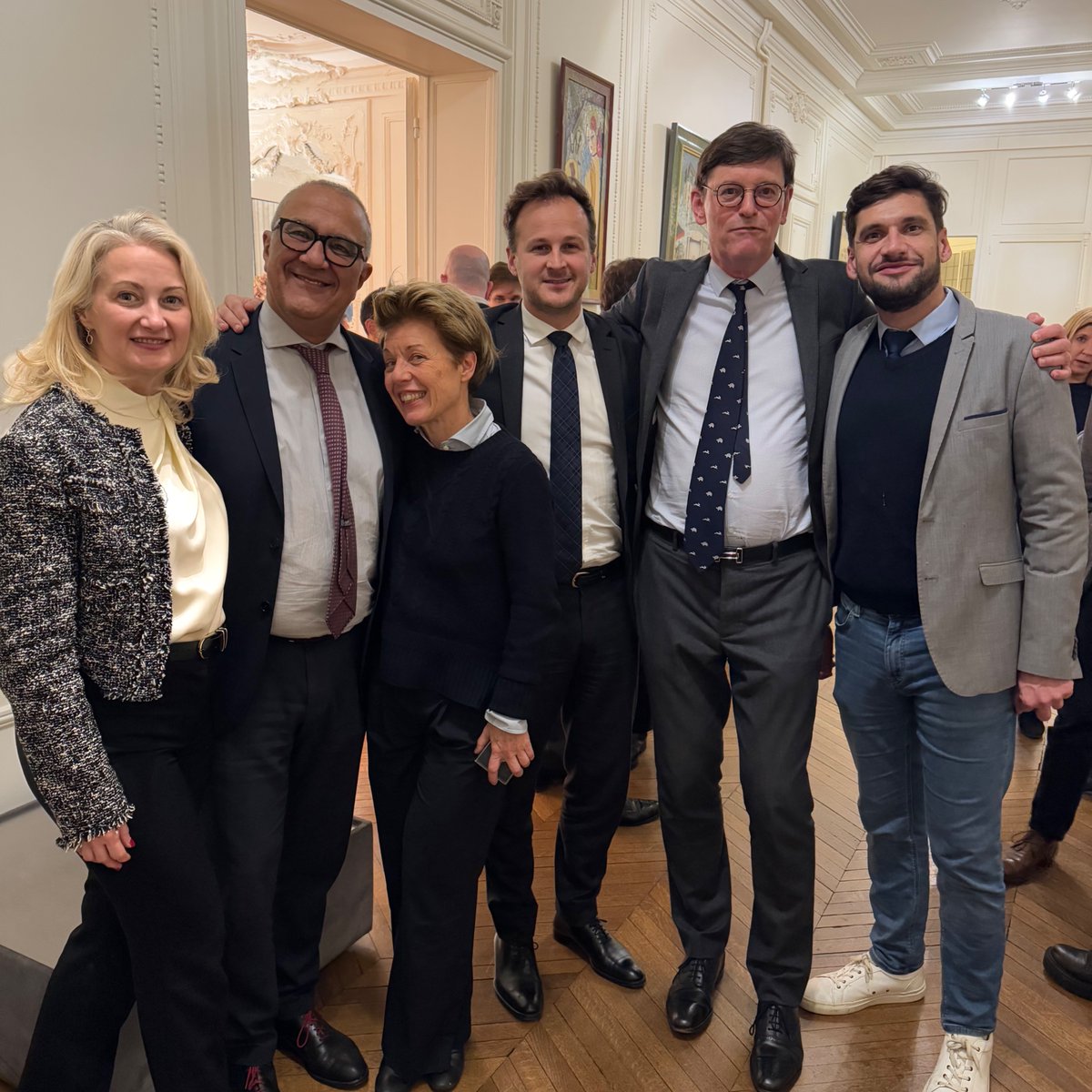 Avec <a href="/SimonDuboi/">Simon Dubois</a> , moment de convivialité dans une semaine de campagne bien remplie : la traditionnelle soirée Beaujolais du cabinet Hoffman !
Mille mercis à <a href="/EmmanHoffman/">Emmanuelle Hoffman</a> et <a href="/PierreHoffman_/">Pierre HOFFMAN</a> pour leur accueil chaleureux.
#MCO2025 #ElectionCO2024 #MaVoixUJA #10et12décembre